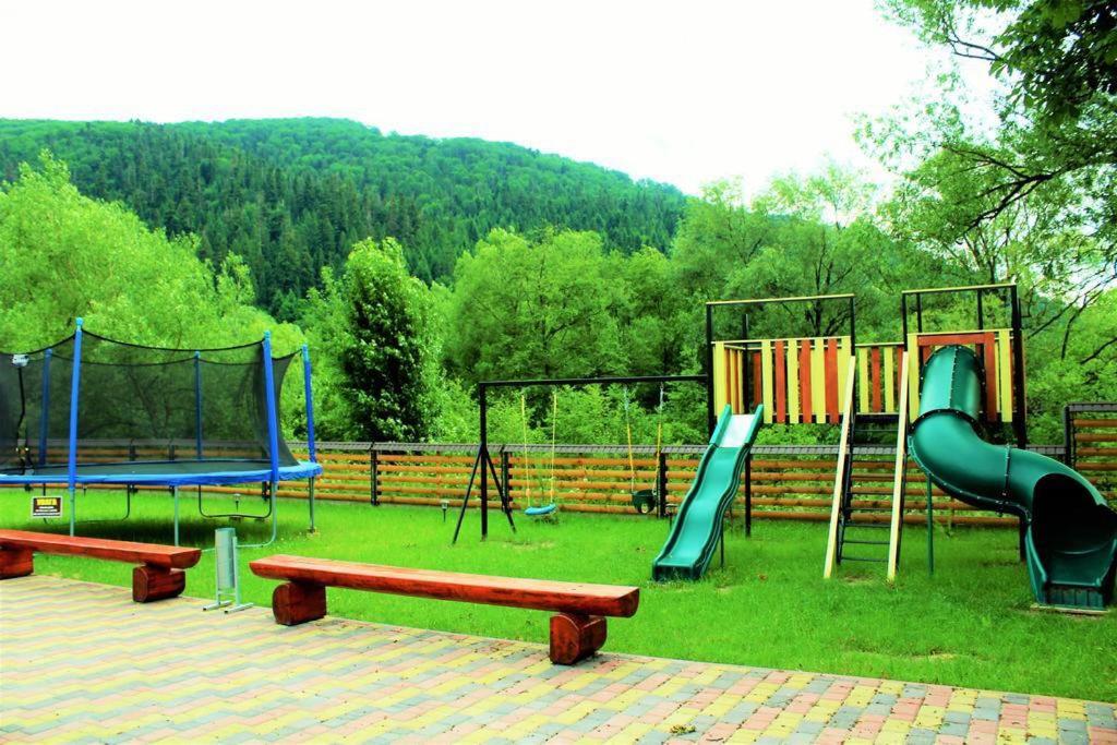 Вишиванка Dilyatyn エクステリア 写真