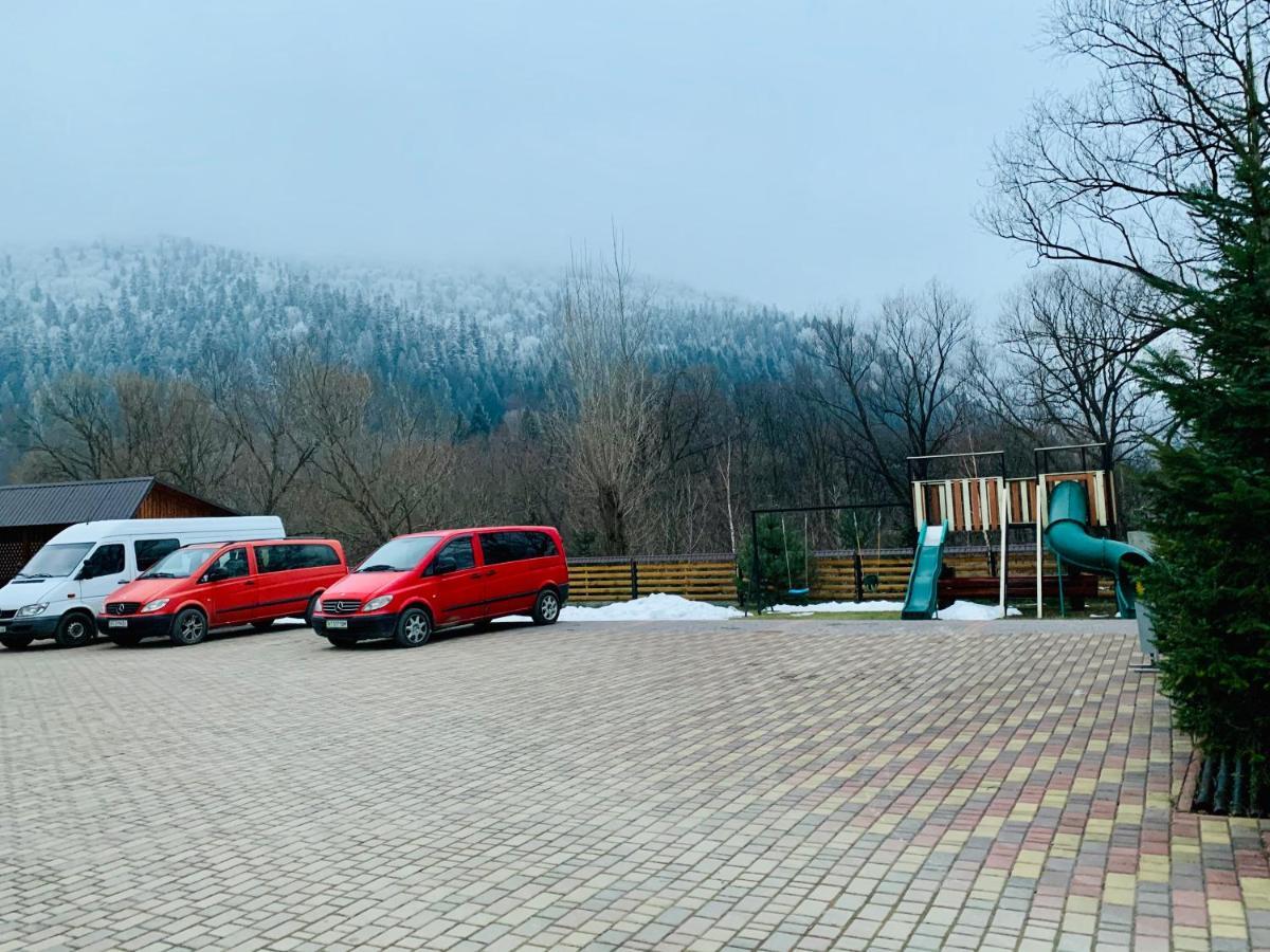 Вишиванка Dilyatyn エクステリア 写真