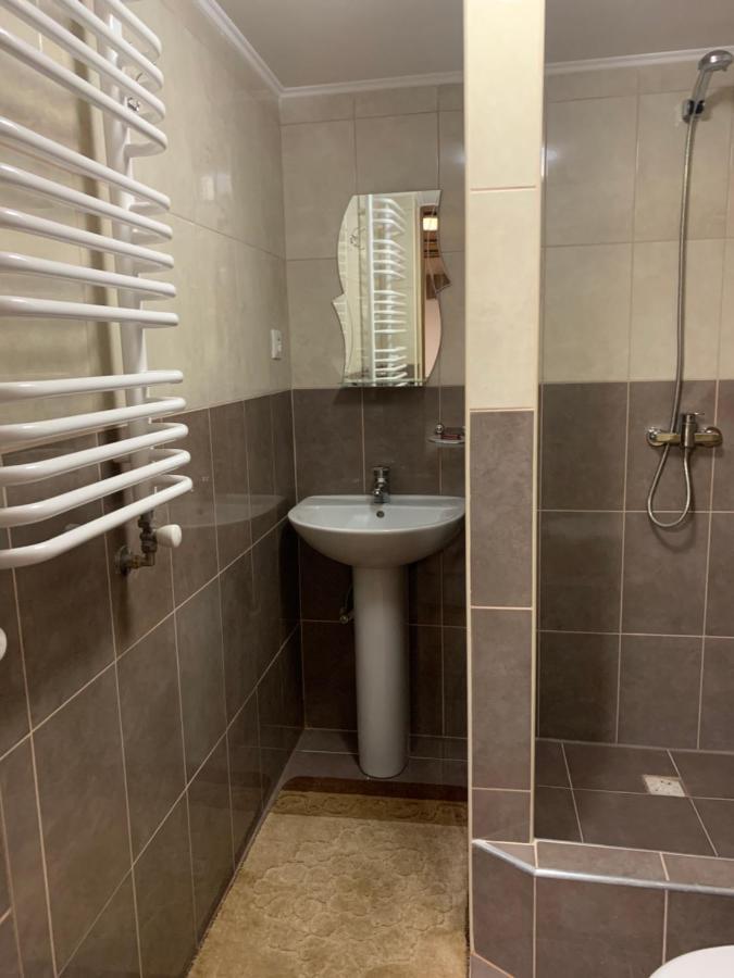 Вишиванка Dilyatyn エクステリア 写真